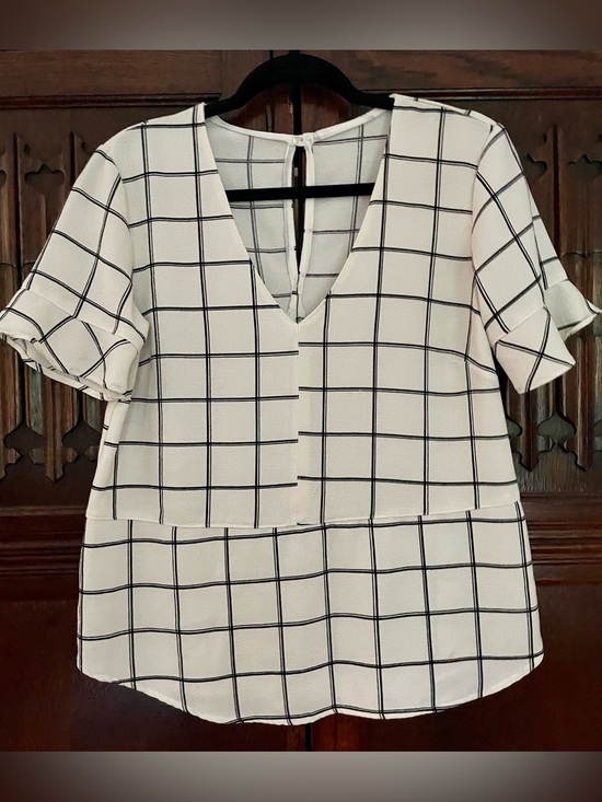 Tops - Women’s Cream & Black Windowpane V-Neck Top Size S